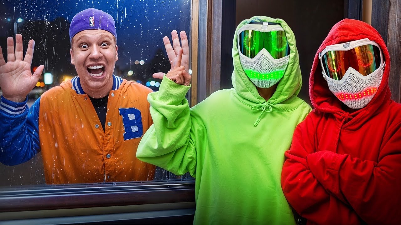 O MINI SCARY E O MINI BAD ME TRANCARAM PARA FORA DE CASA!