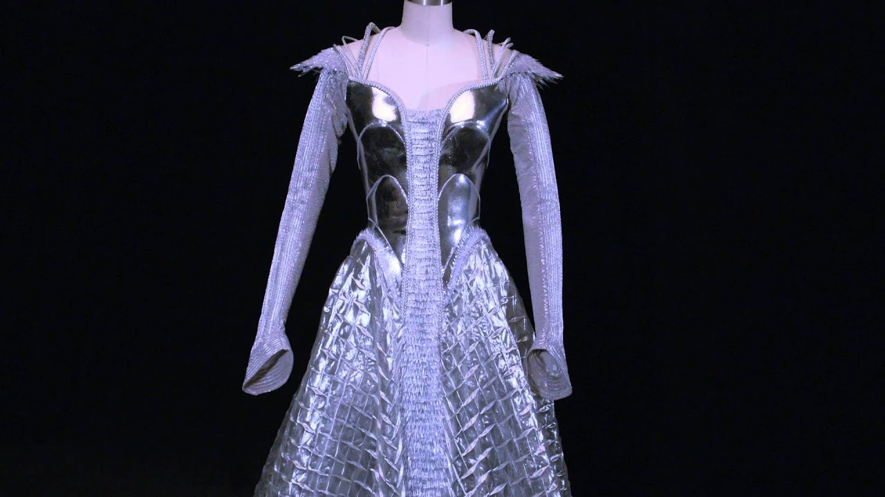 THE HUNTSMAN WINTER'S WAR Costume Behind The Scenes Featurette