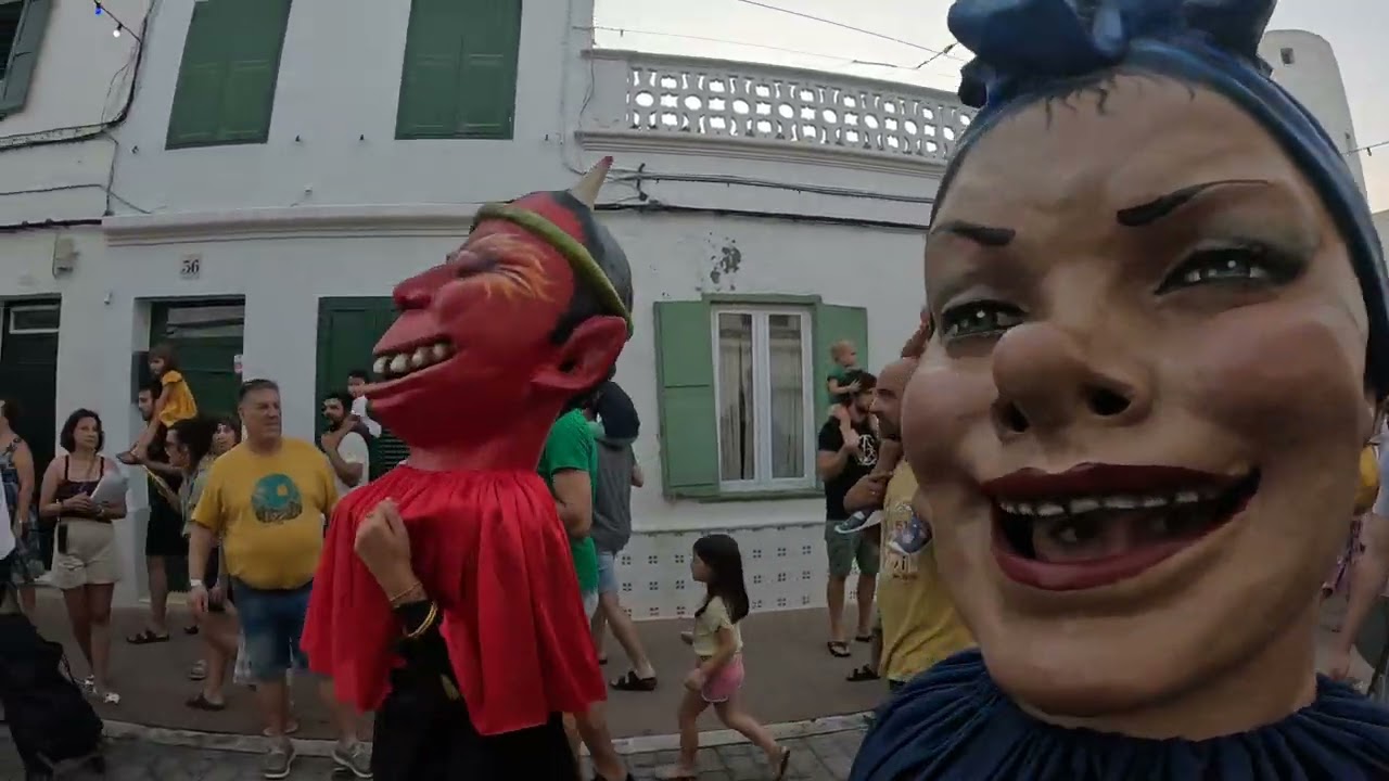 Sortida dels capgrossos a Sant Lluis