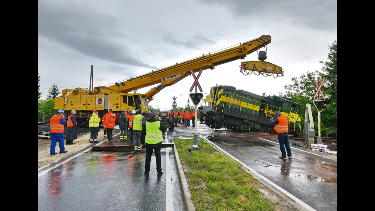 Kisiklott mozdony műszaki mentése daruval Szombathelynél, 86os főút