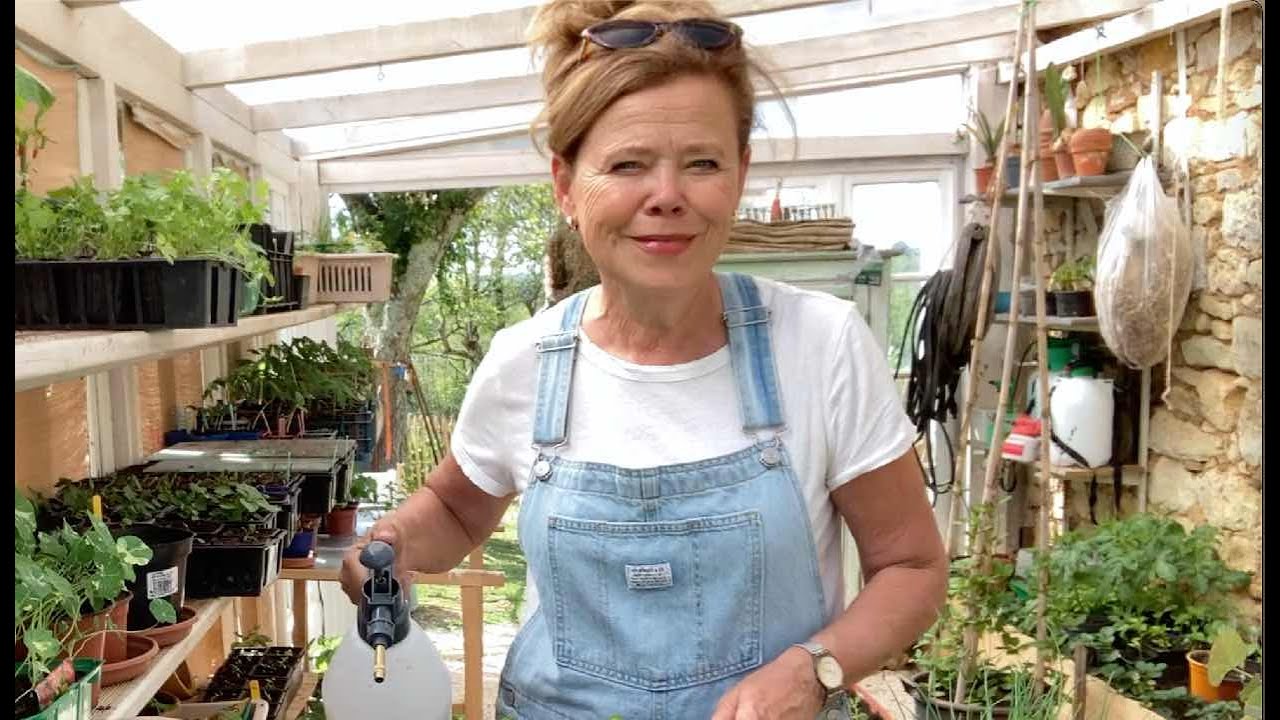 Ini's Moestuin #55  Voorgezaaide groenten uitplanten, gezaaide kruiden vermeerderen, effect mulchen