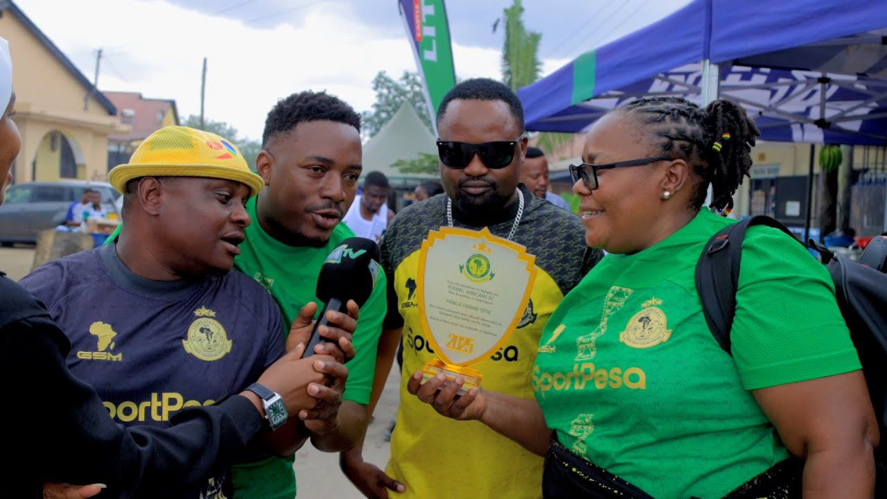 SHANGWE LA MASHABIKI WA YANGA KWA MKAPA / MSIMU HUU TUNAPIGA KICHWANI MPAKA WASEME WENYEWE.....