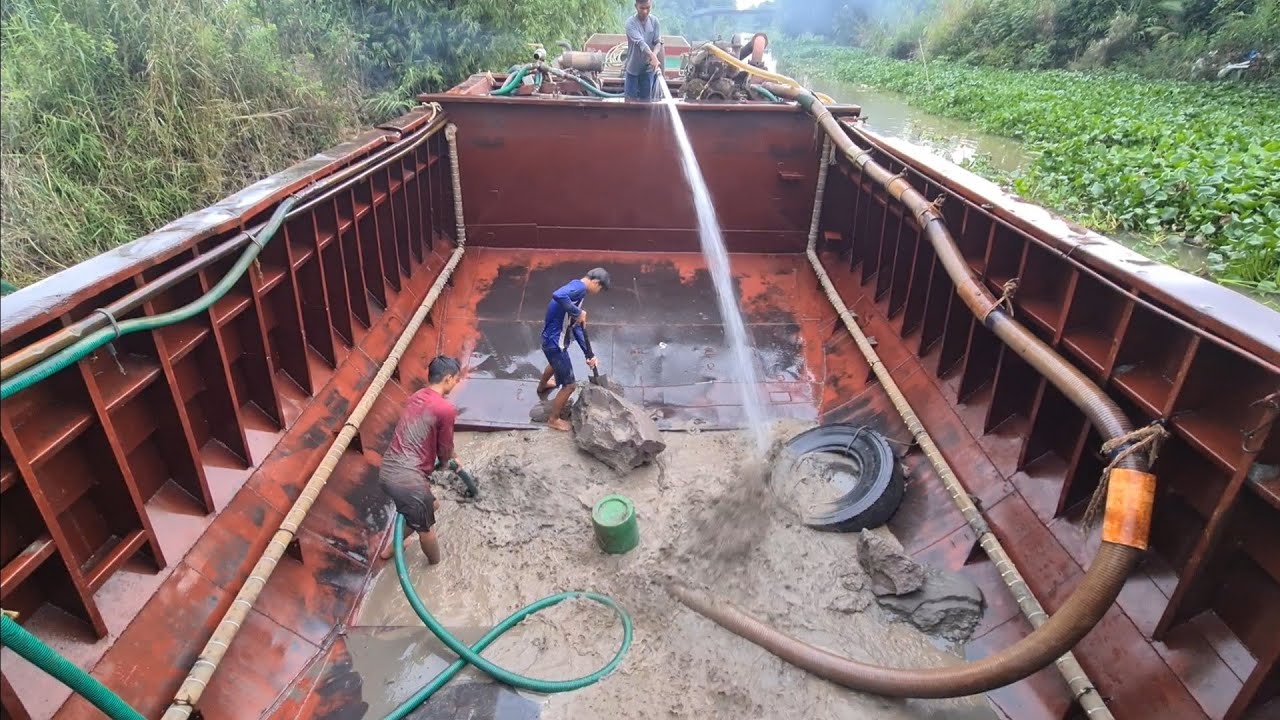 Quá trình bơm ghe cát san lấp/The process of pumping out the leveling sand boat
