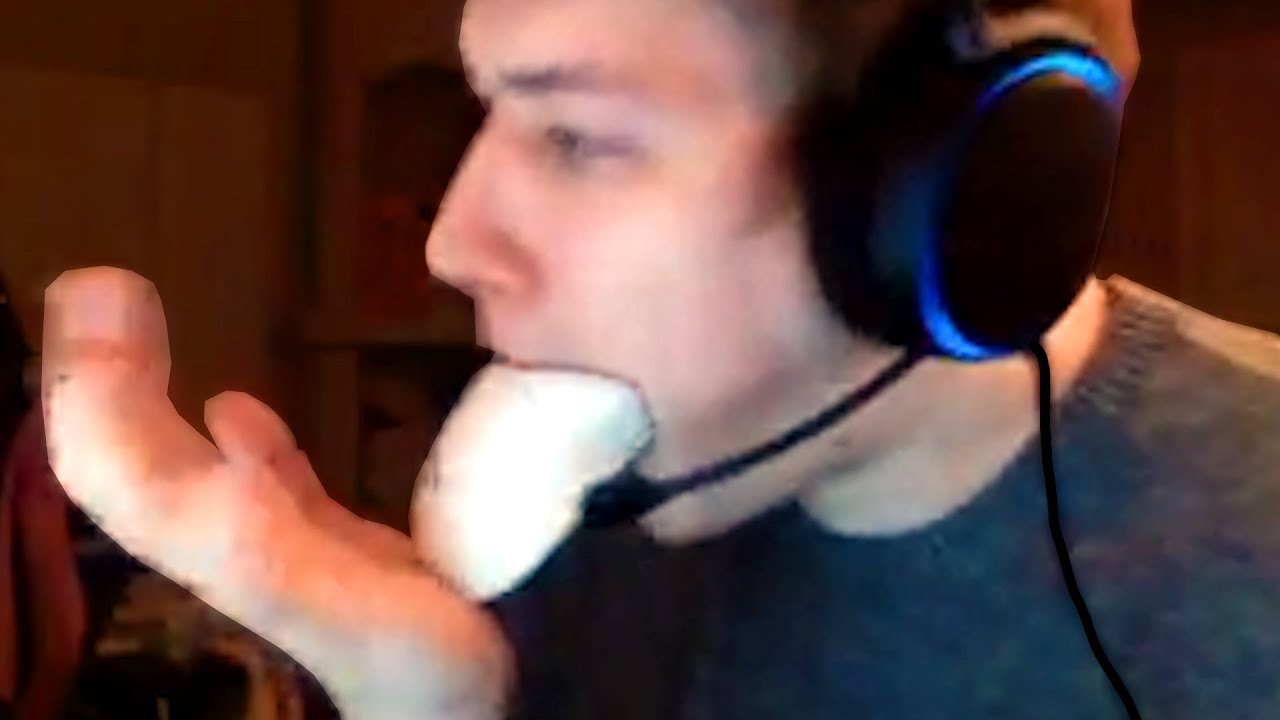 Taxi2G wanting to eat his mouse for 4 mins
