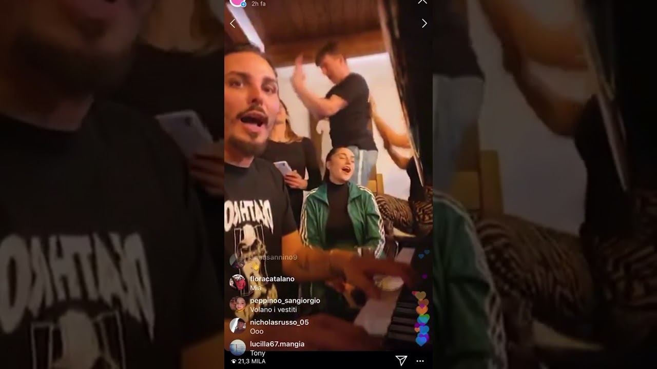 Tony Colombo in diretta da casa sua in una serata molto allegra