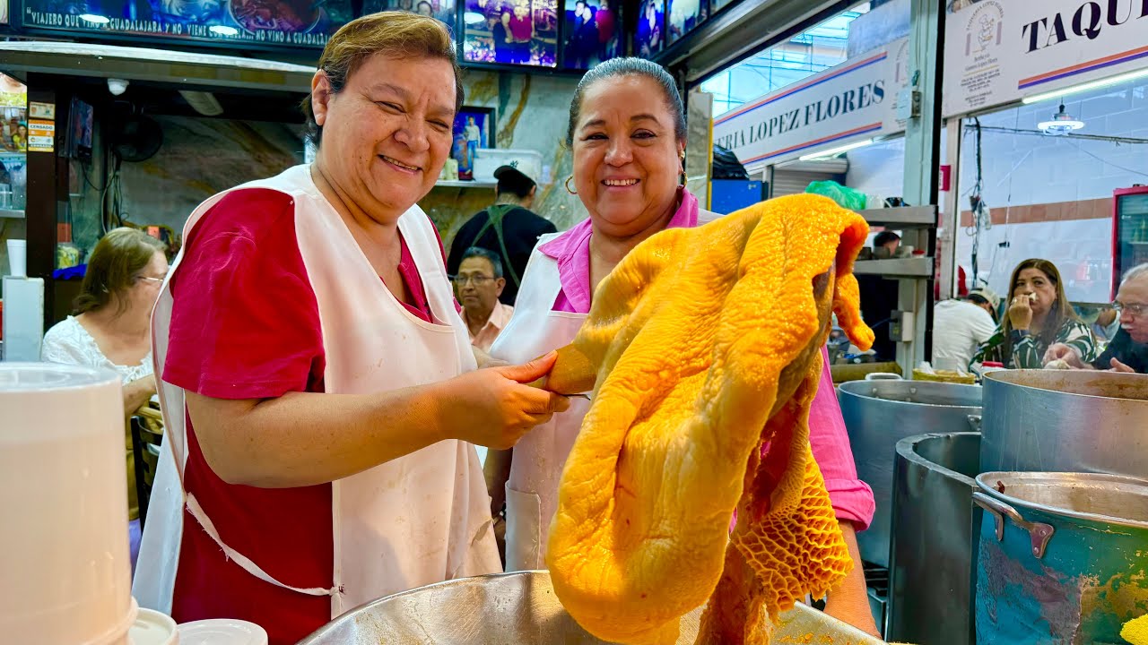 Menudo y tortijoladas en la central de abastos de Guadalajara