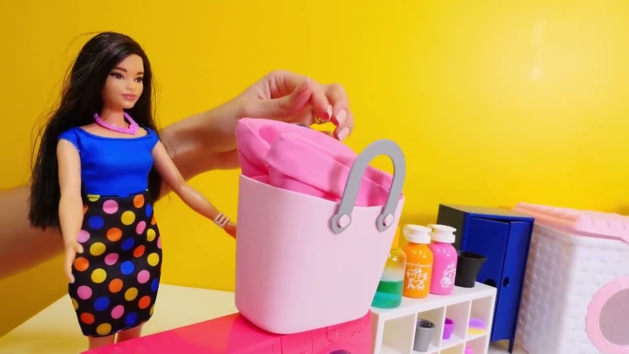 La vita quotidiana di Barbie e Ken. Video per bambini piccoli con giochi con le bambole
