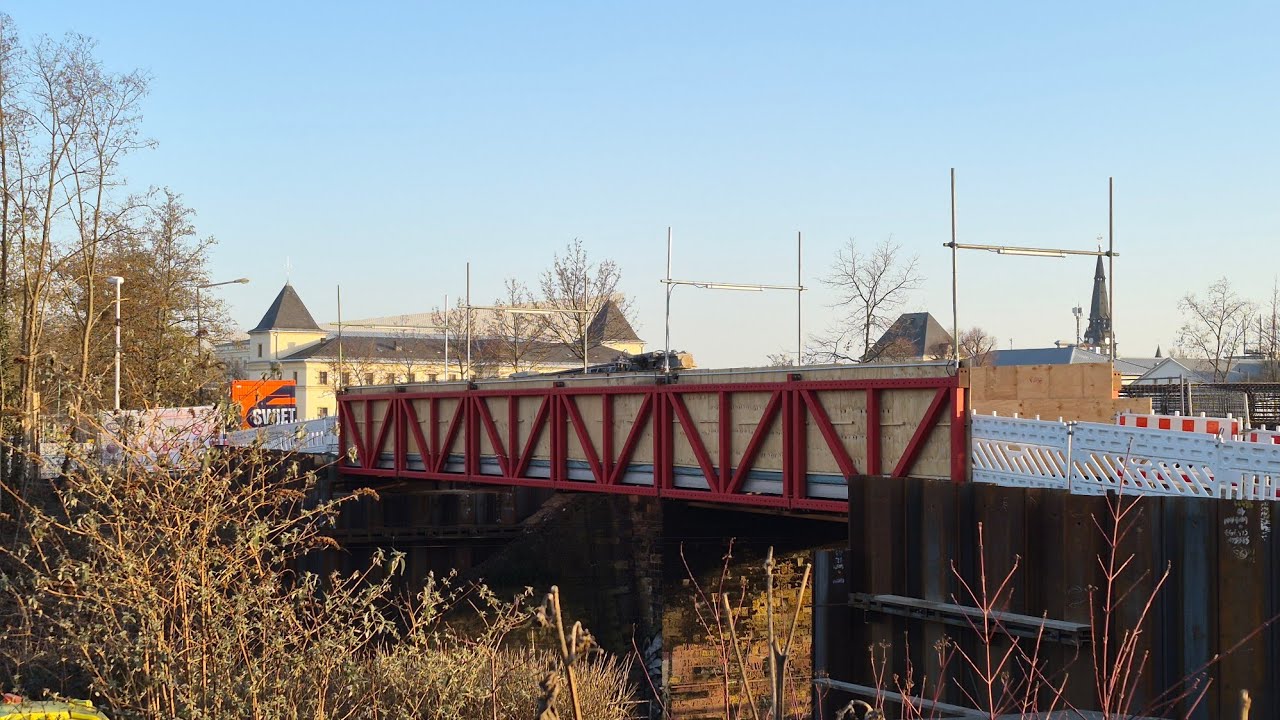 Neue Behelfsbrücke in Dresden steht | Fabricestraße 11.2.26