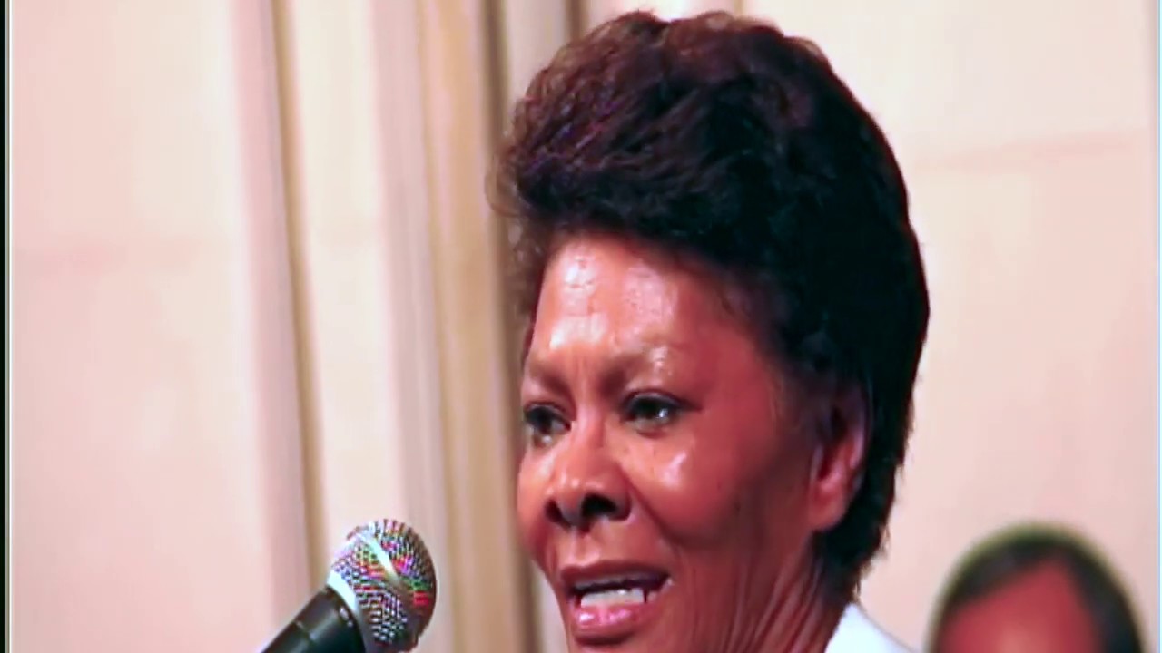 Dionne Warwick speaks at Luther Vandross's funeral.