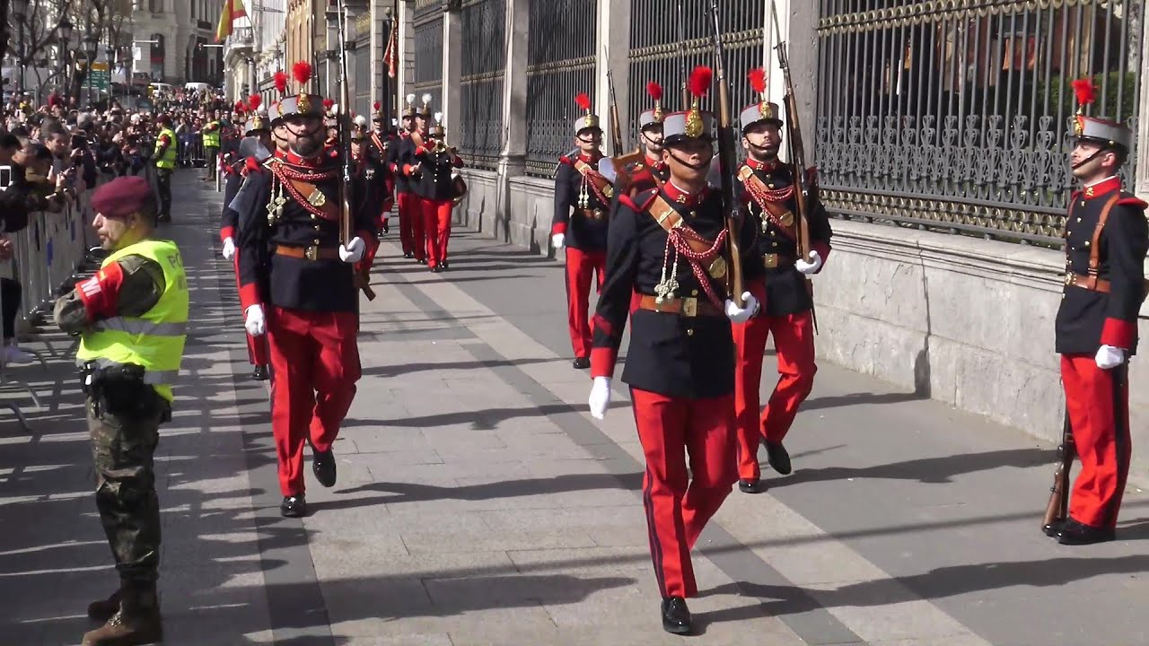 Relevo de la Guardia en el Palacio de Buenavista de Madrid. Uniformidad de Alfonso XIII
