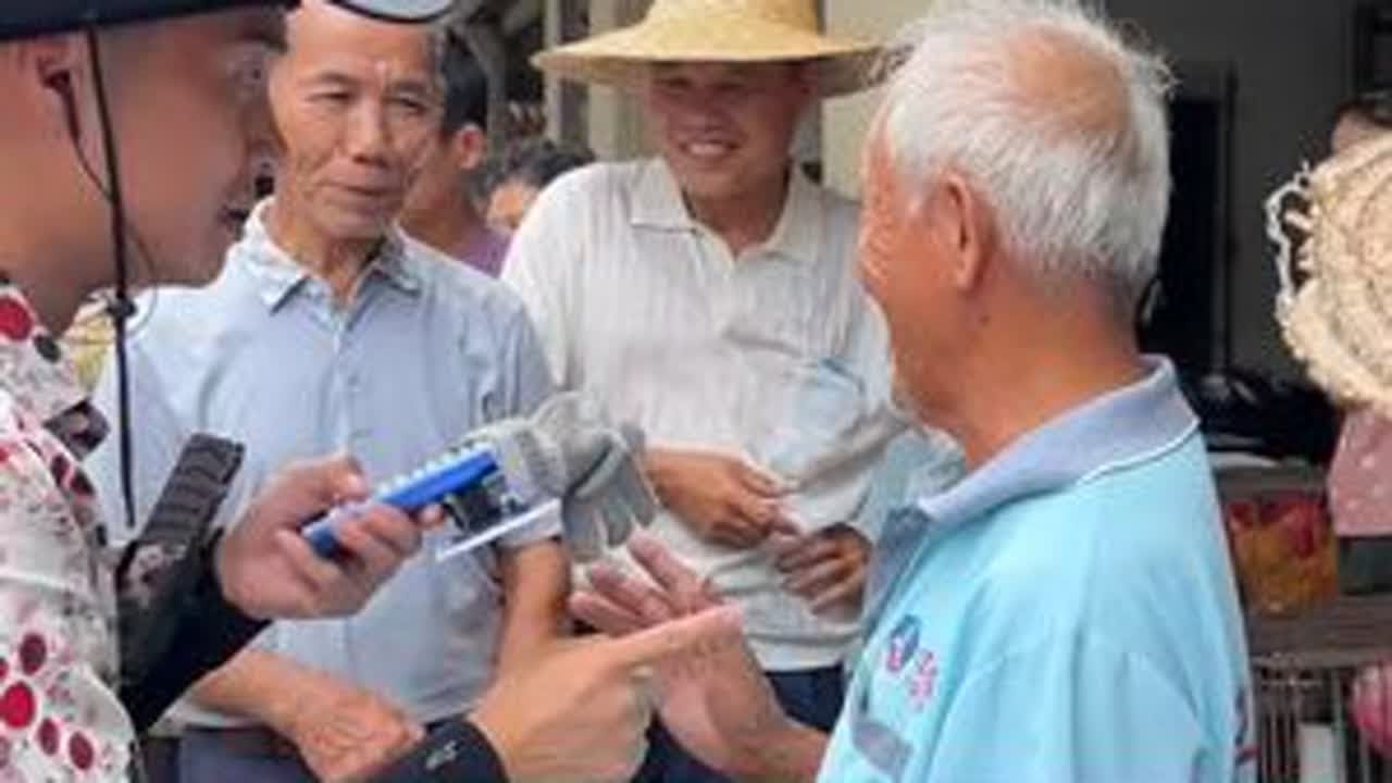 这两个阿公好可爱#欧阳锋广东小火鸡#户外直播#搞笑##好物推荐🔥 #正能量