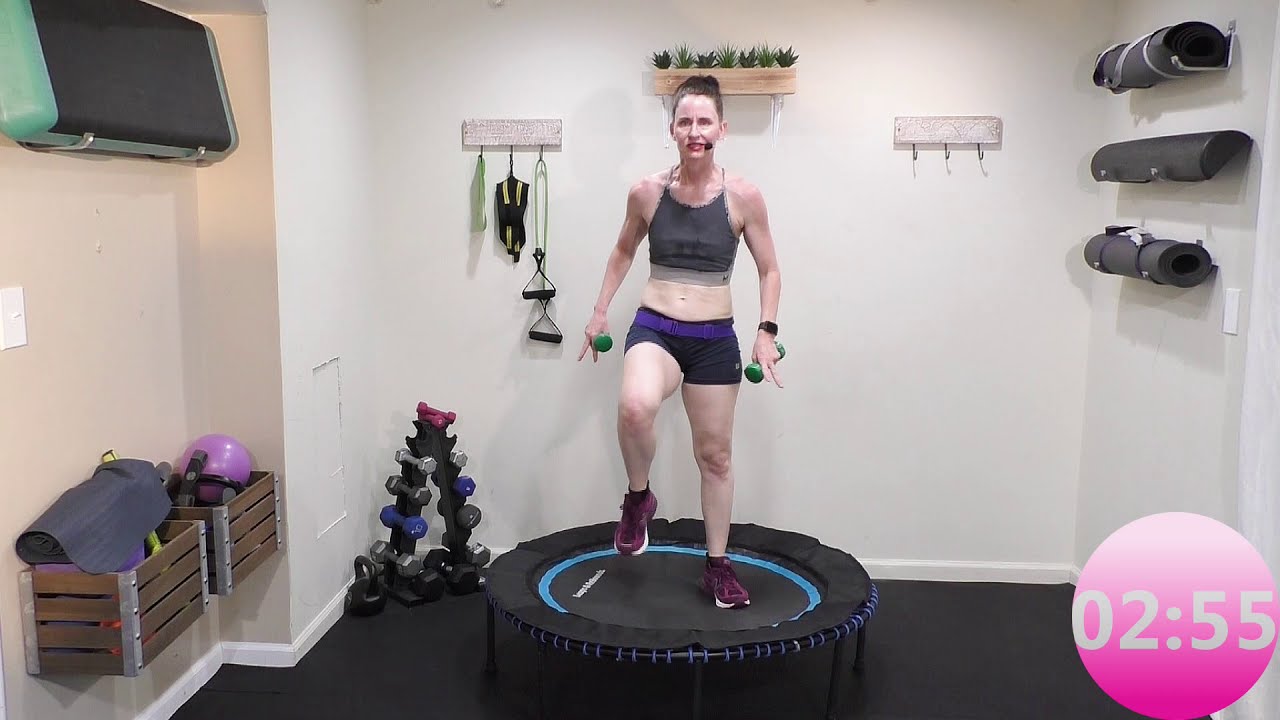 40-минутный круг кардио- и силовых упражнений с батутом | Тренировка на мини-батуте с низкой удар...