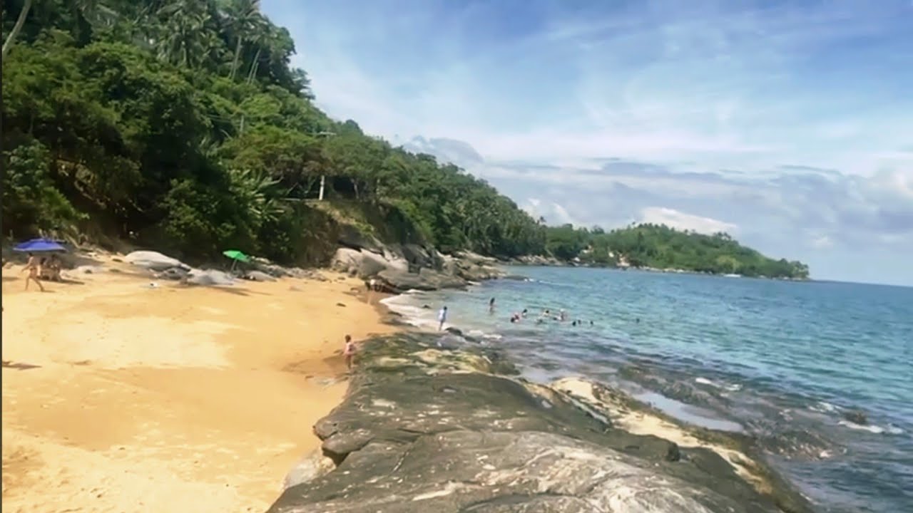 Walking in Praia do Oscar Ilhabela SP by Rick 