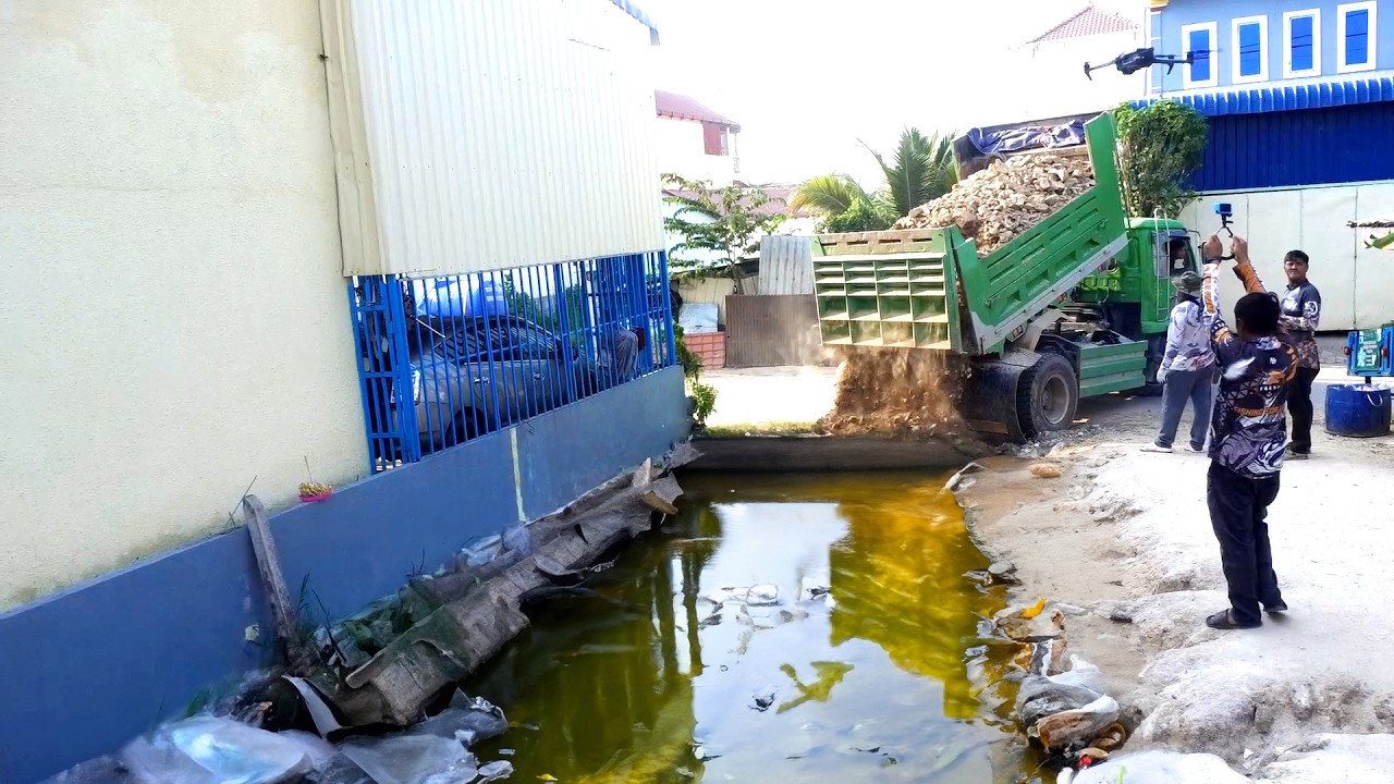 Trucks and Bulldozer Start work to Puhing rock to the garbage and forest  New Project