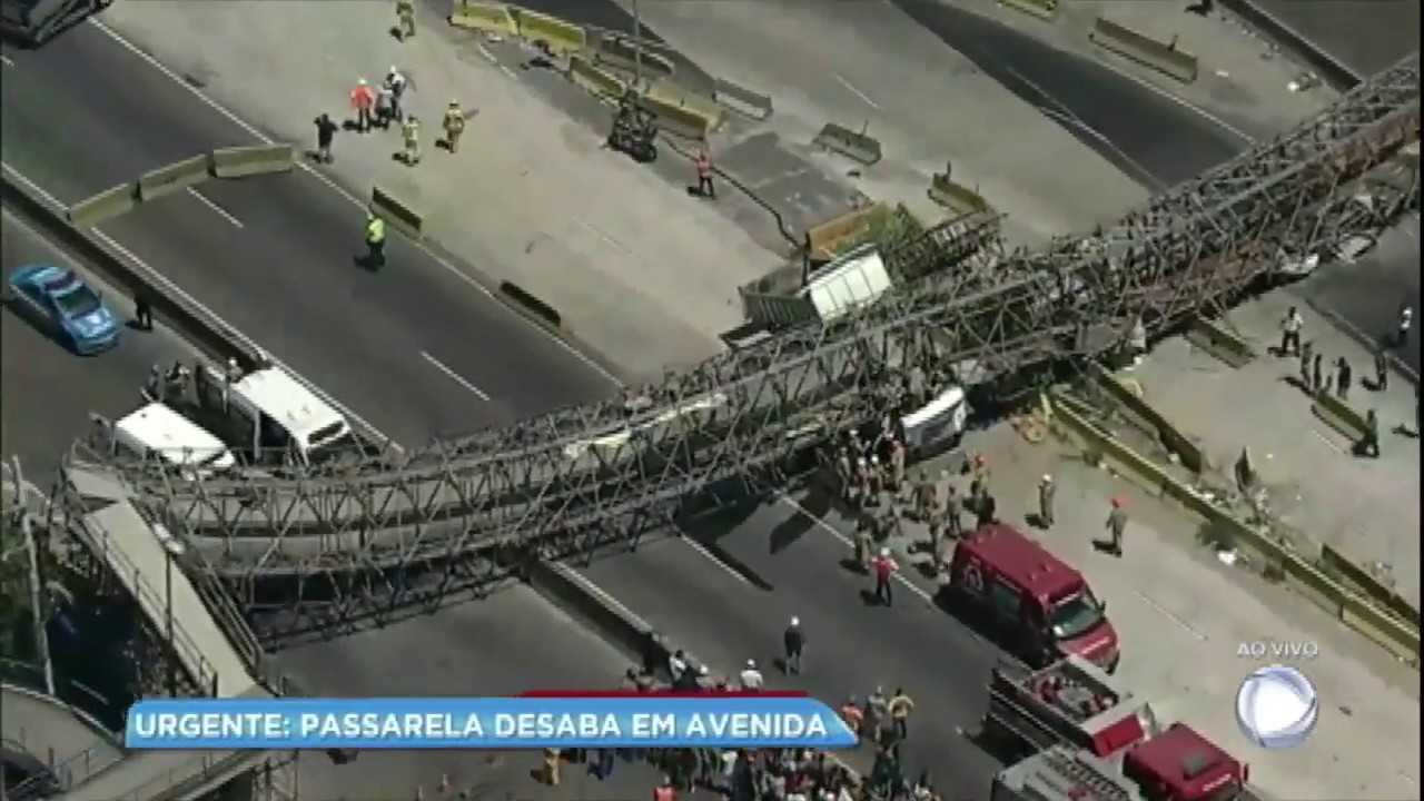 Passarela desaba sobre caminh&atilde;o na Avenida Brasil, no Rio de Janeiro