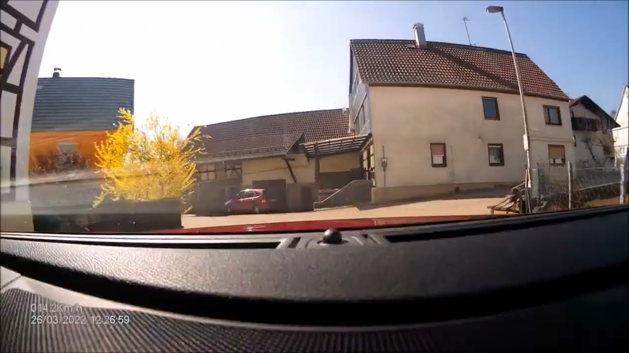 Autofahrt im Odenwald/ERB: Ortsdurchfahrt in Gumpen