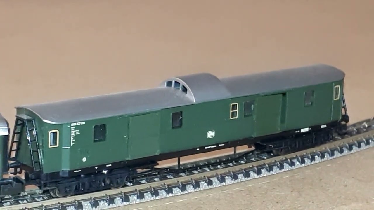 Eine V 160 der Vorserien Loks der Epoche III  dreht seine Runden. 