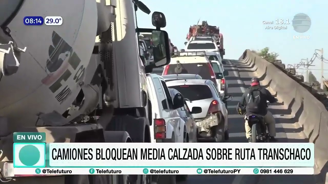 Camiones bloquean media calzada de ruta