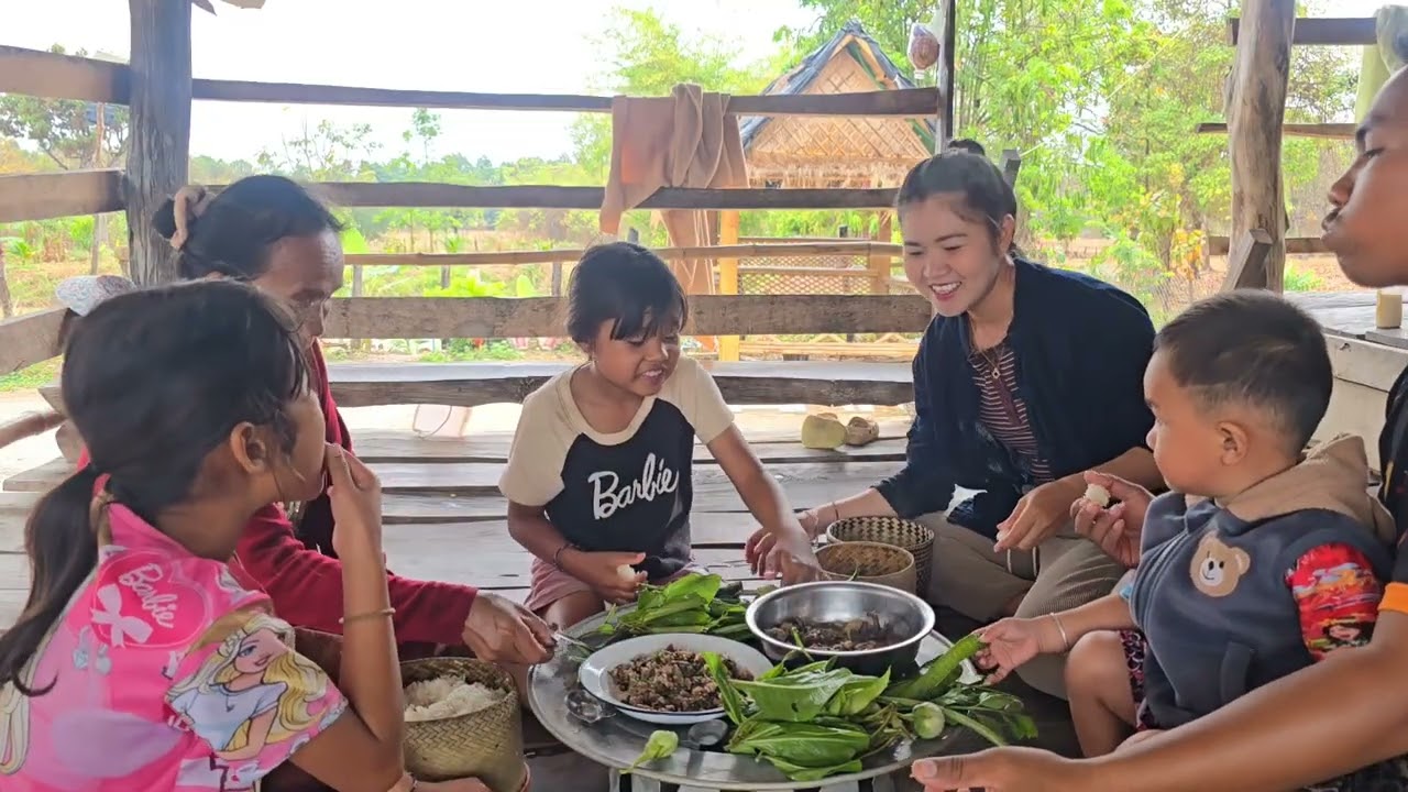 ลาบไก่บ้านใส่ประกอบแซ๊บแซ่บกินตอนบรรยากาศฝนตกริน
