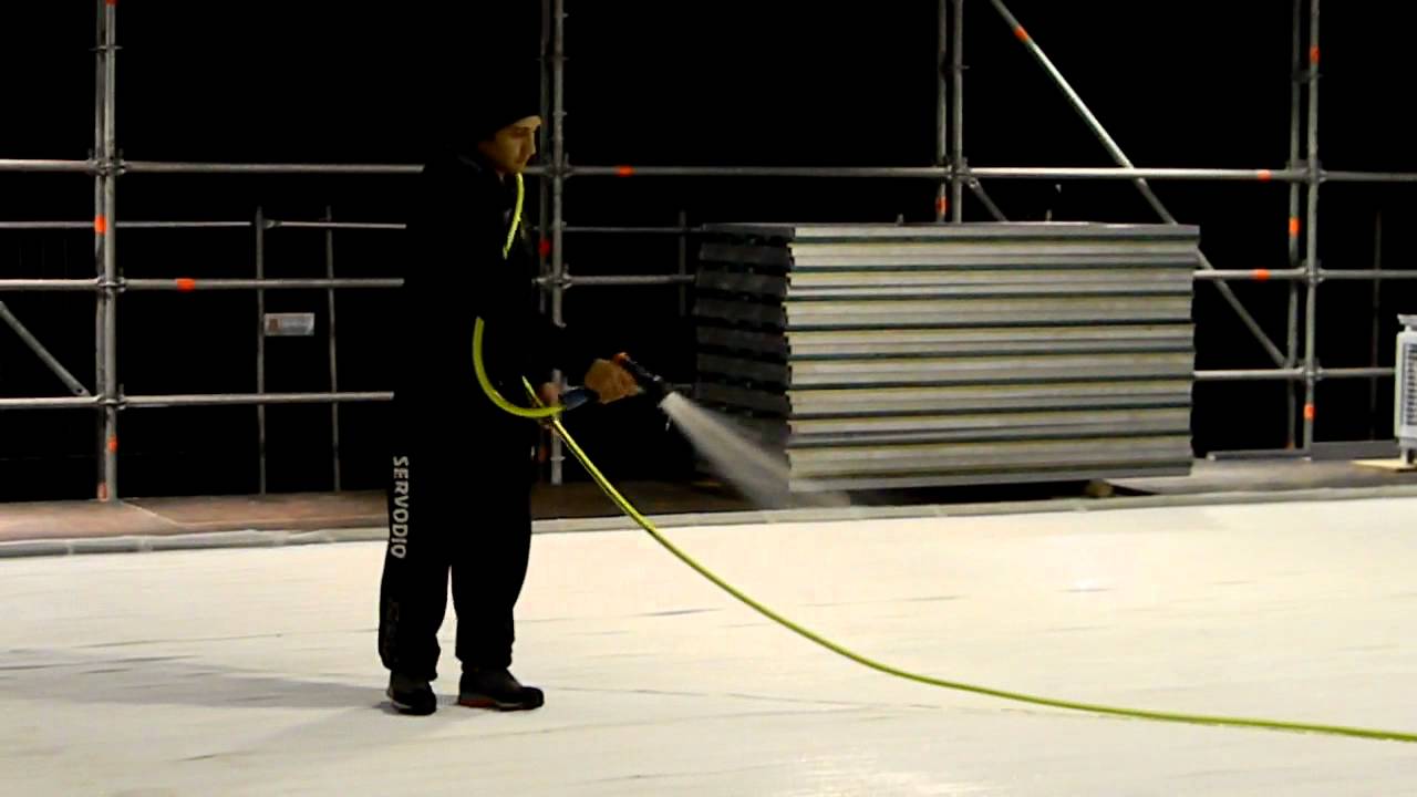 Pista di pattinaggio su ghiaccio in fase di montaggio .MOV