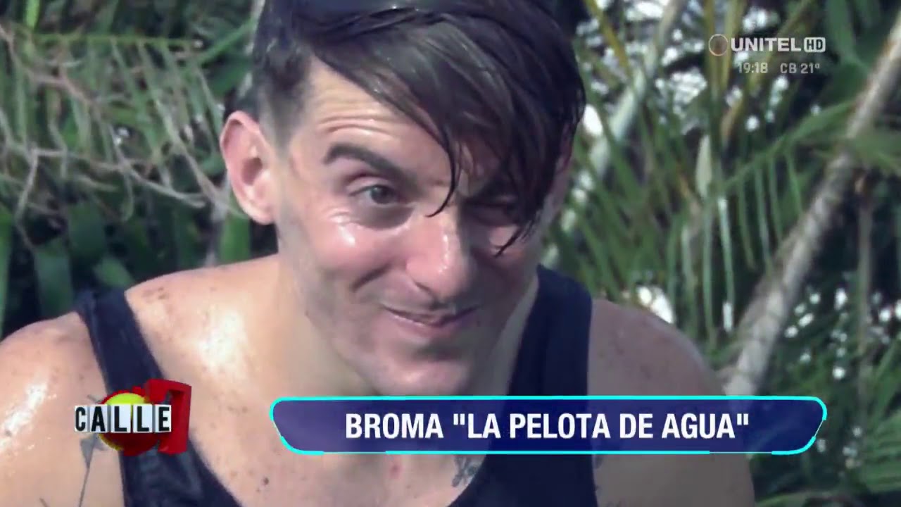 José Melgar y Beto hicieron un pequeña broma con una pelota de agua