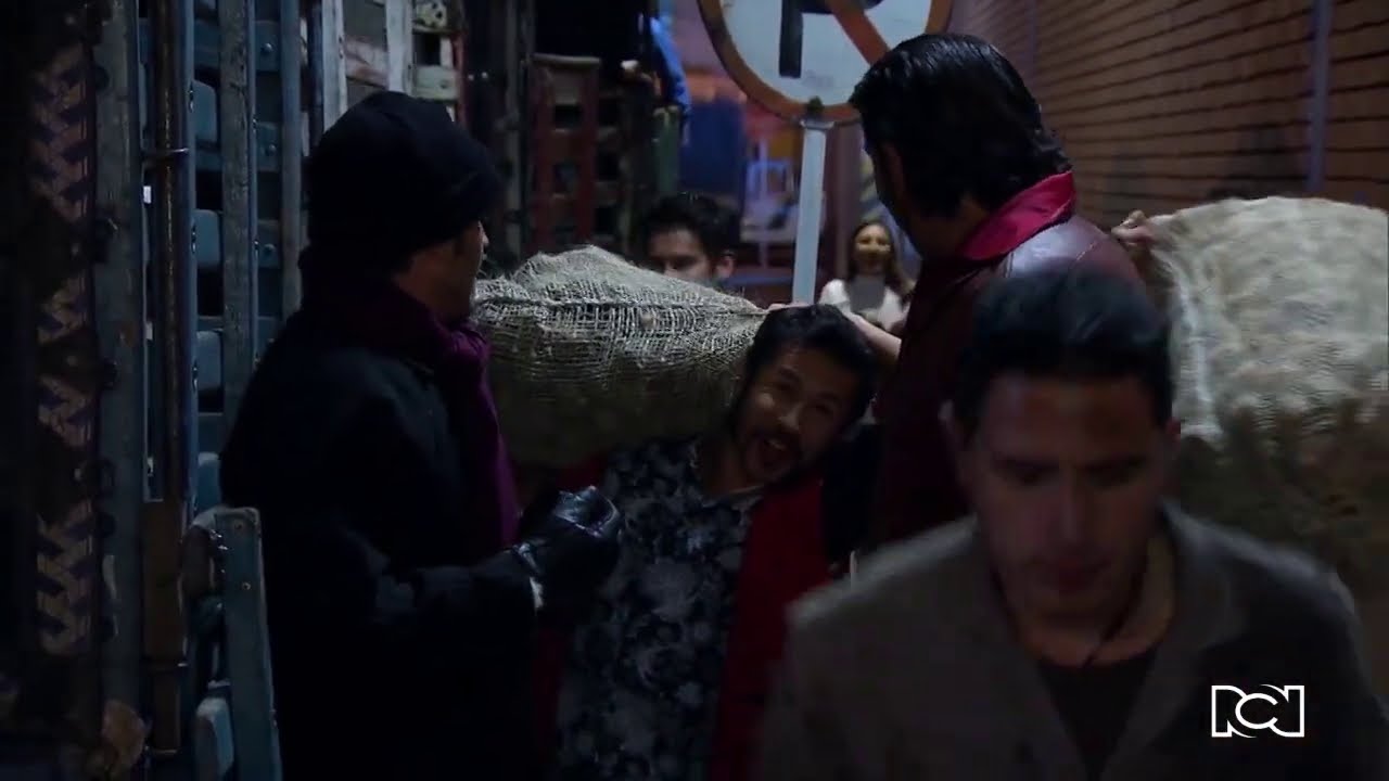 Gonzalo empieza a trabajar en la plaza de mercado | Pobres Rico