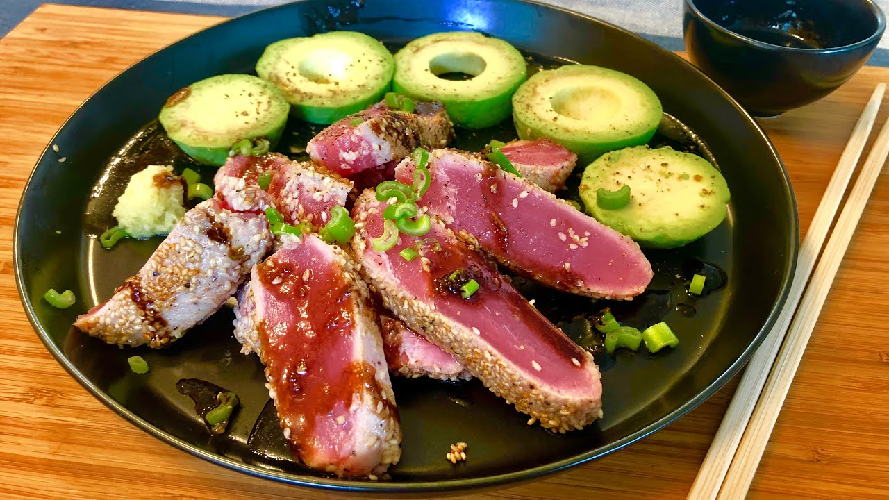 Stekt tonfisk med sesamdressing och avokado