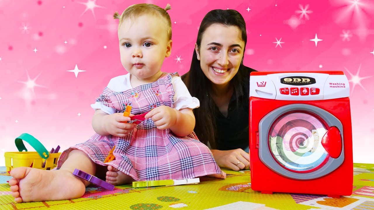 Anne Vlog. Sevcan Derin'e çamaşır yıkama oyunu oynatıyor. Eğitici bebek etkinlikleri