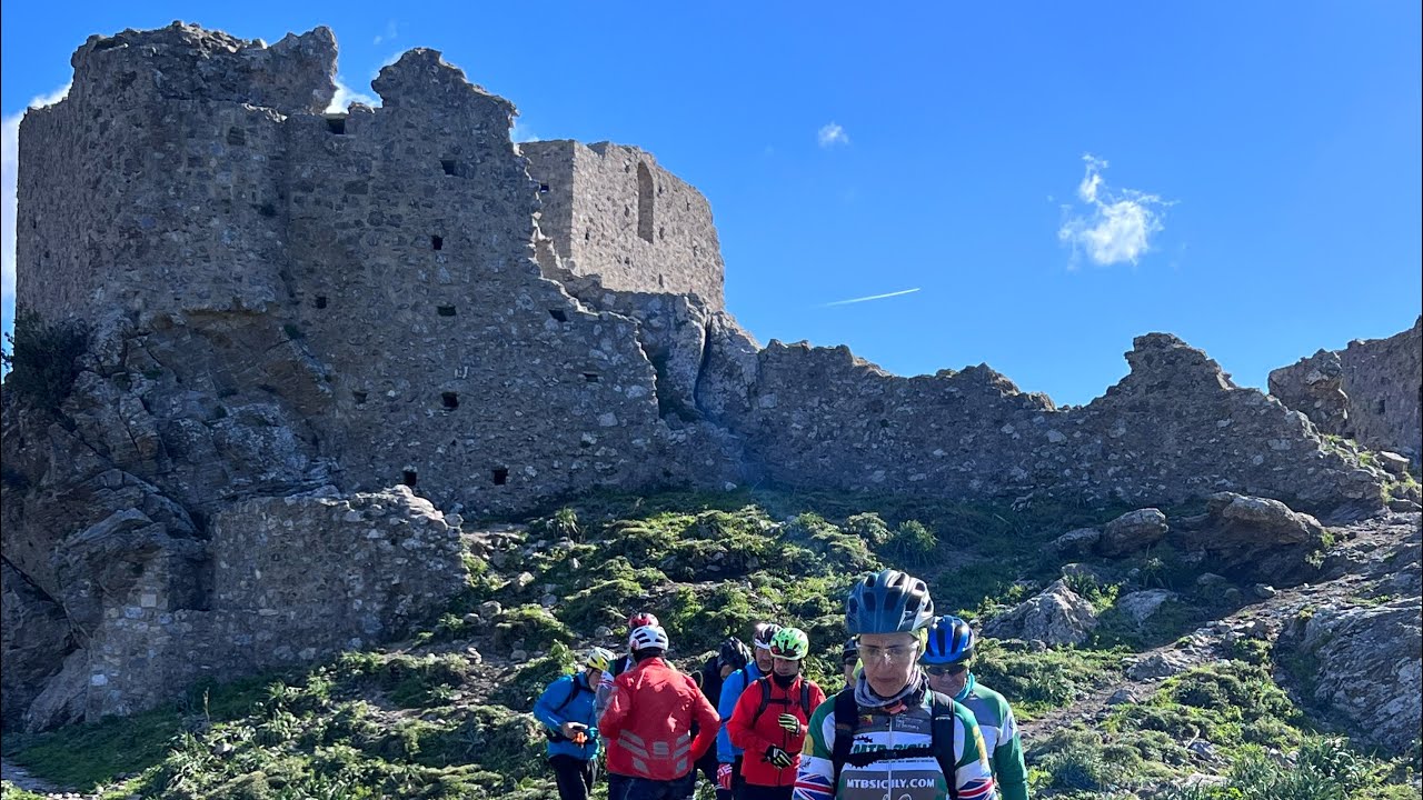 Castello Belvedere Fiumedinisi in MTB