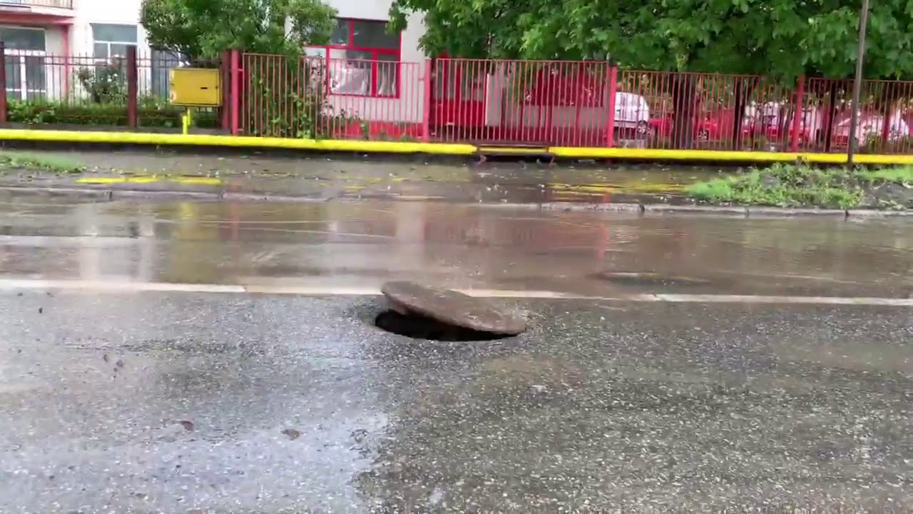 Canalizare înfundată după ploaie, la Deva. Sursa video: facebook/Flaviu Crișan