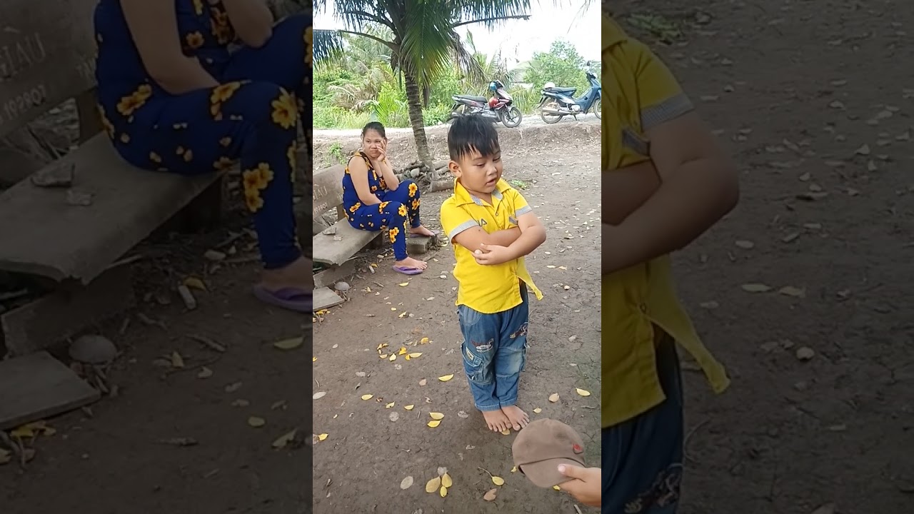 CẬU BÉ LÍ LẼ ĐỂ KO BỊ MẸ QUÁNH ĐÒN