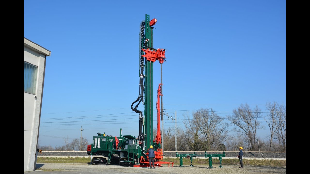 New Massenza Mi45 drilling rig for water wells mounted on double and oscillating crawler chassis