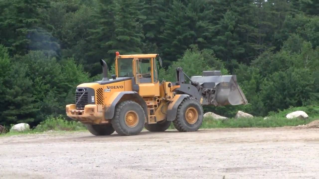 Volvo L90E Cleaning Up