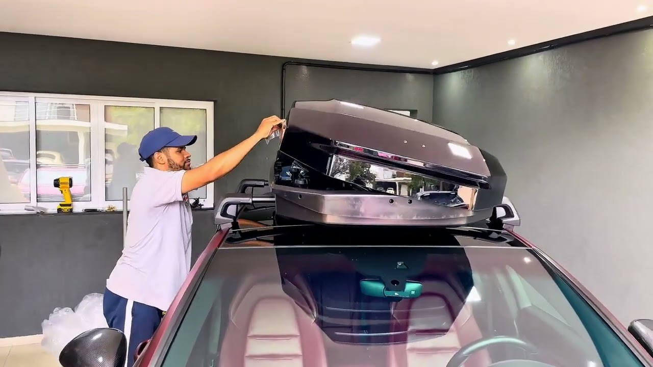Porsche Panamera with Thule WingBar Edge + Thule Motion 3 Low &ndash; Premium Setup