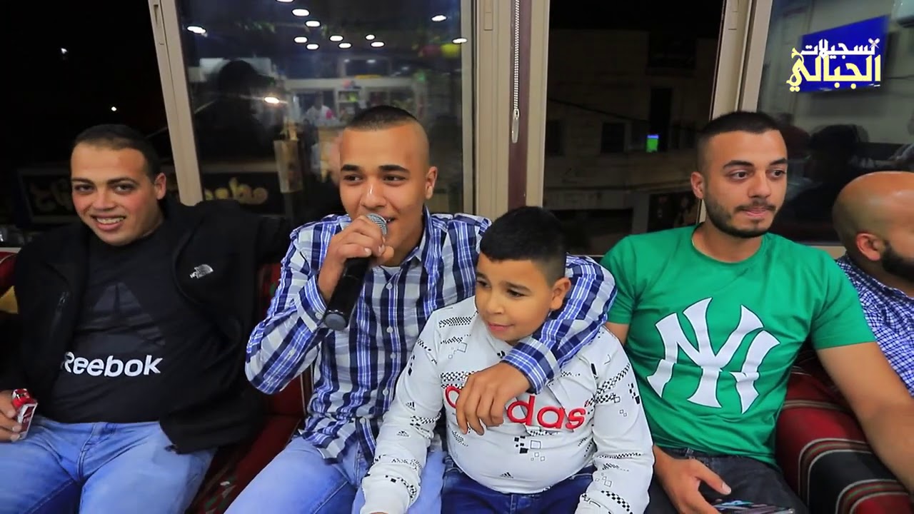 سهرة طربية في مقهى وطن في طولكرم مع الفنان مؤمن ابو عابد