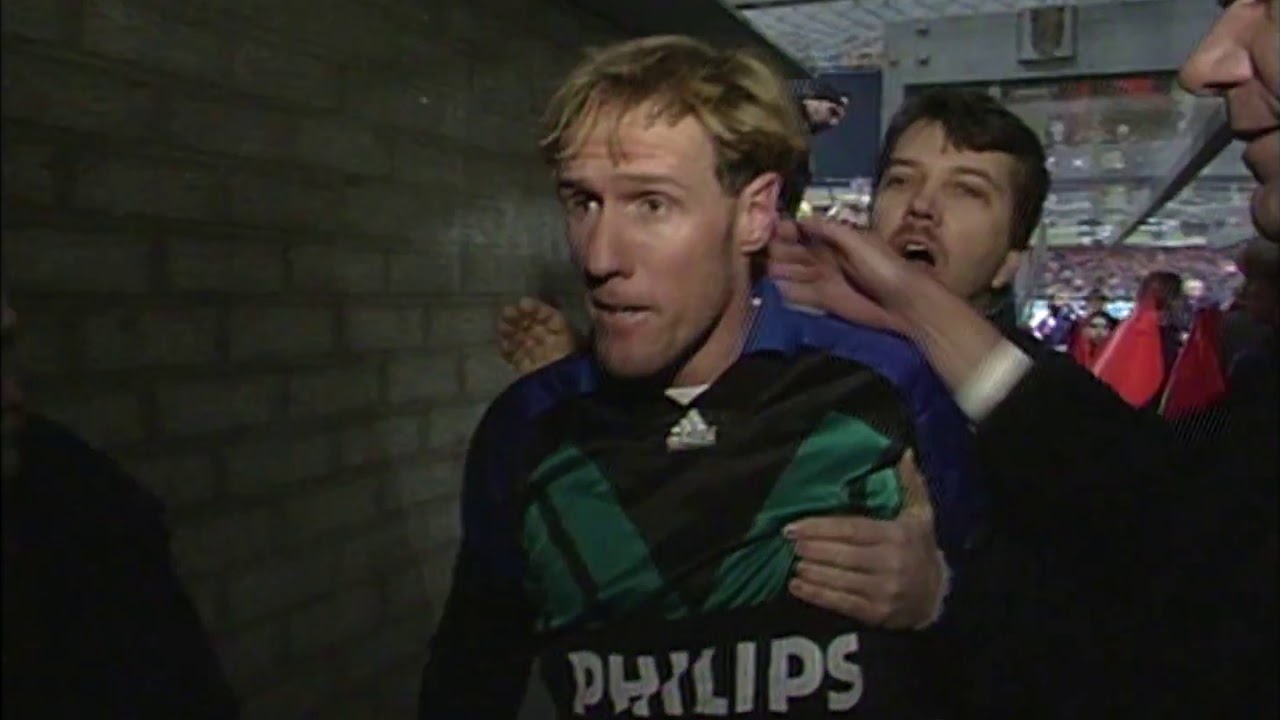 Hans van Breukelen slaat supporter op z'n bek