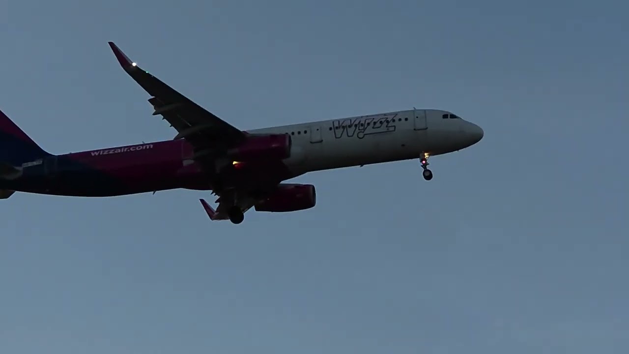 #goodmorning #planespotter #plane #landing #sunrise 