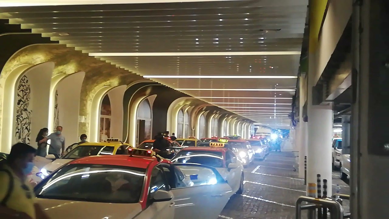 Betutifull view of taxi stand at batsment of Dubai mall