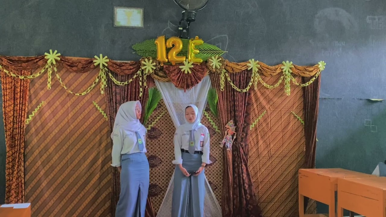 PENTAS SENI KELAS XIIE  
