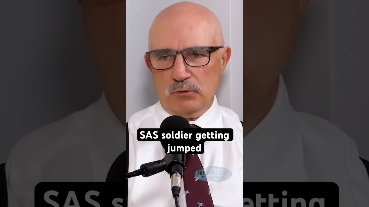 Солдат SAS подвергается нападению