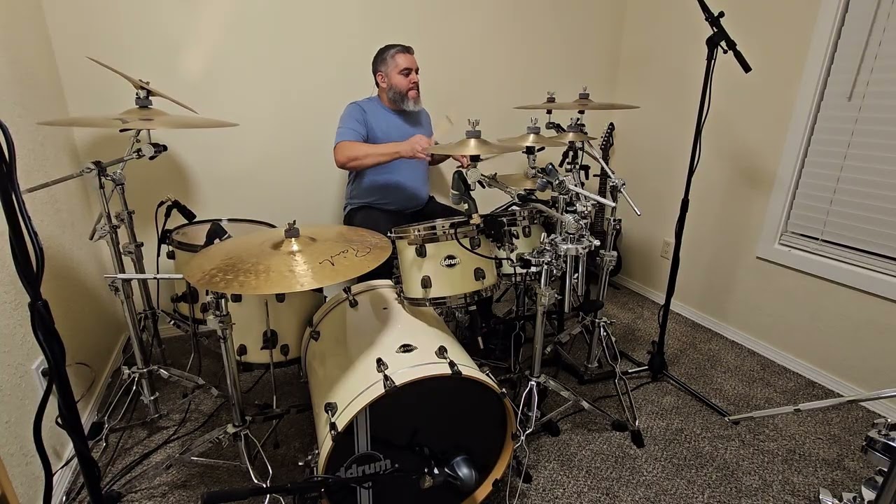 Calando microfonos Shure beta52, beta56a, sm57s. Song: Soy Nueva Criatura - Jesus Adrian Romero 