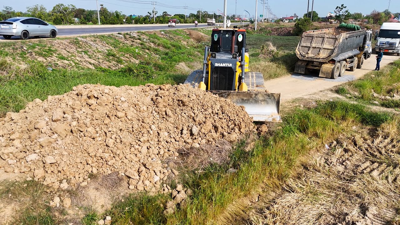 Fantastic skill! Amazing operator skill pushing soil filling land using powerful bulldozer