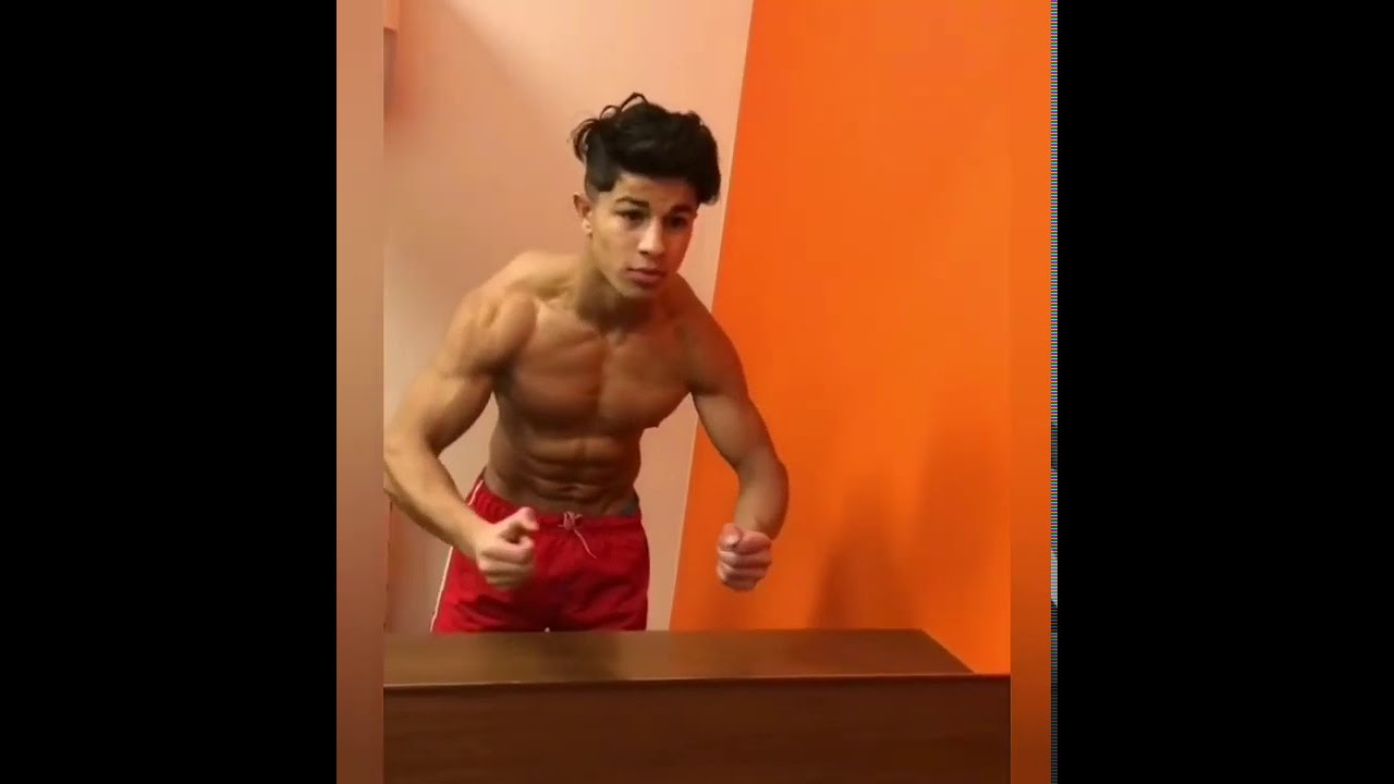 HUGE HOT 16 YEARS OLD BODYBUILDER FLEXING 🔥
