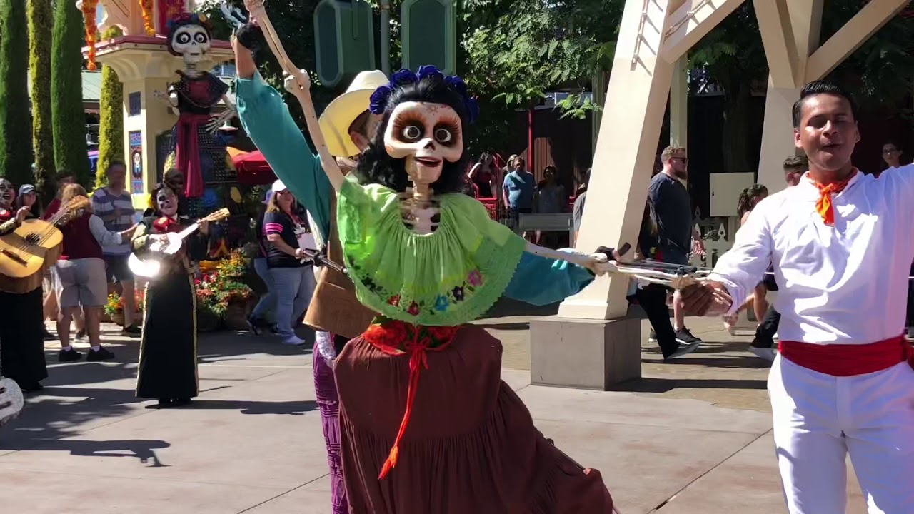 Dia de los Muertos at Disneyland Resort!!