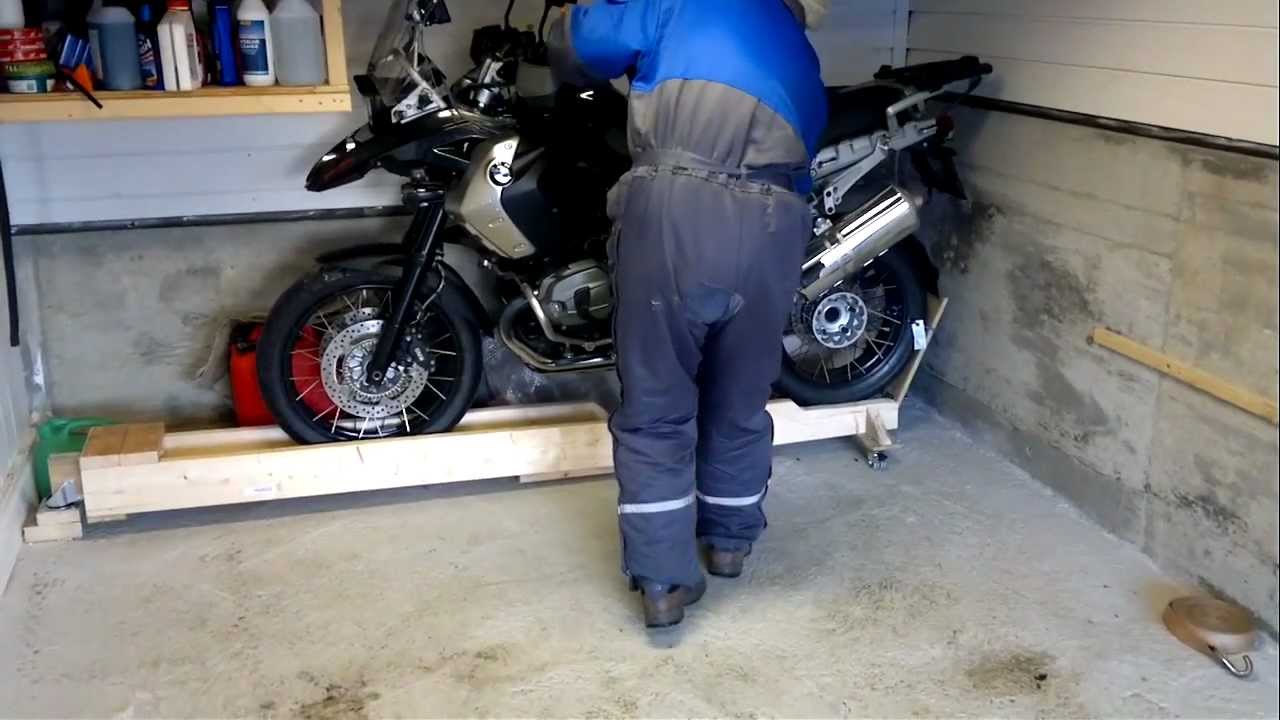Motorcycle parkingstand for small garage 2 out of 2