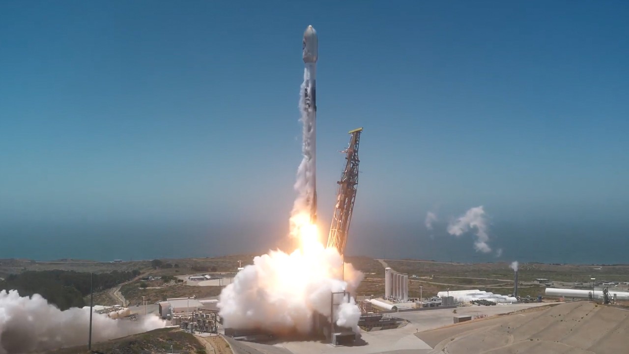 SpaceX запустила 21 спутник для армии США и успешно посадила ступень в Тихом океане