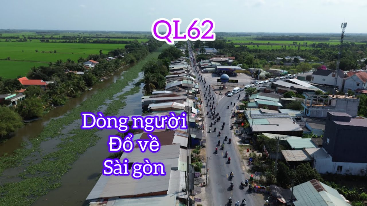 Dòng người ùn ùn đổ về thành phố sau kỳ nghỉ Tết