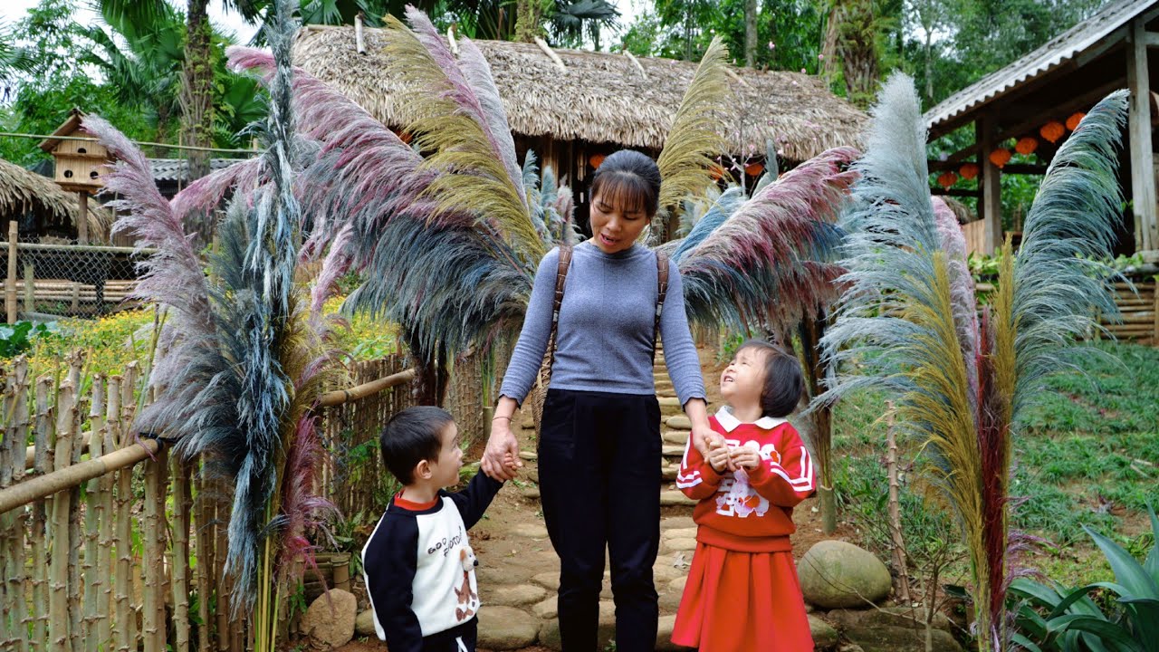 Year-end: Decorating the path with reed grass and bringing “Chung cake” to give to grandparents