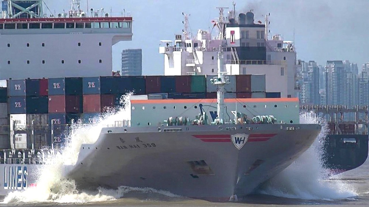 Giant Container Ships Wake in Saigon River #shipspotting