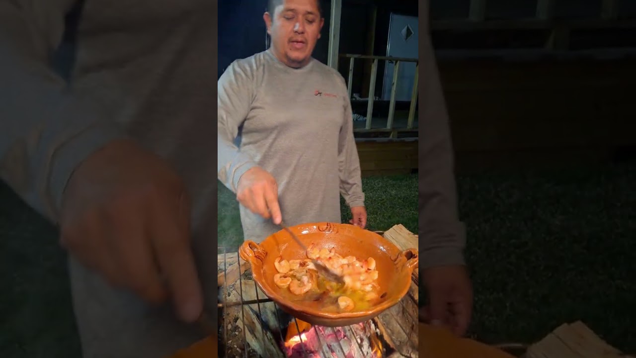 SOPA DE CODITO,CAMARONES Y  COSTILLA ASI CENAMOS 😋